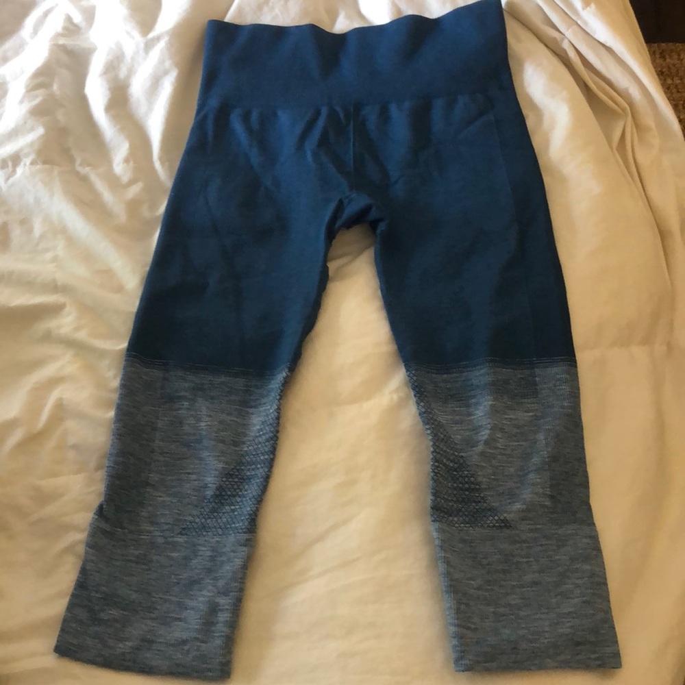 Lululemon blue cropped leggings.